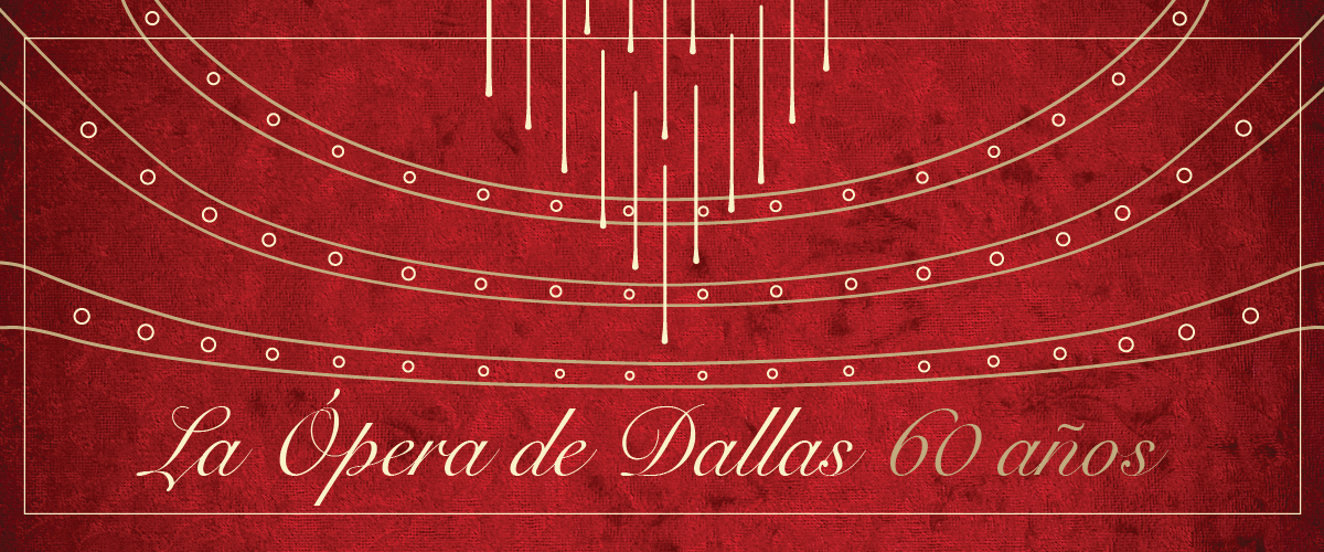 Una pancarta roja con líneas y puntos que parecen asientos y una lámpara de araña en el teatro de la ópera. El título de la exposición, La Ópera de Dallas: 60 años, está en la parte inferior de la pancarta.