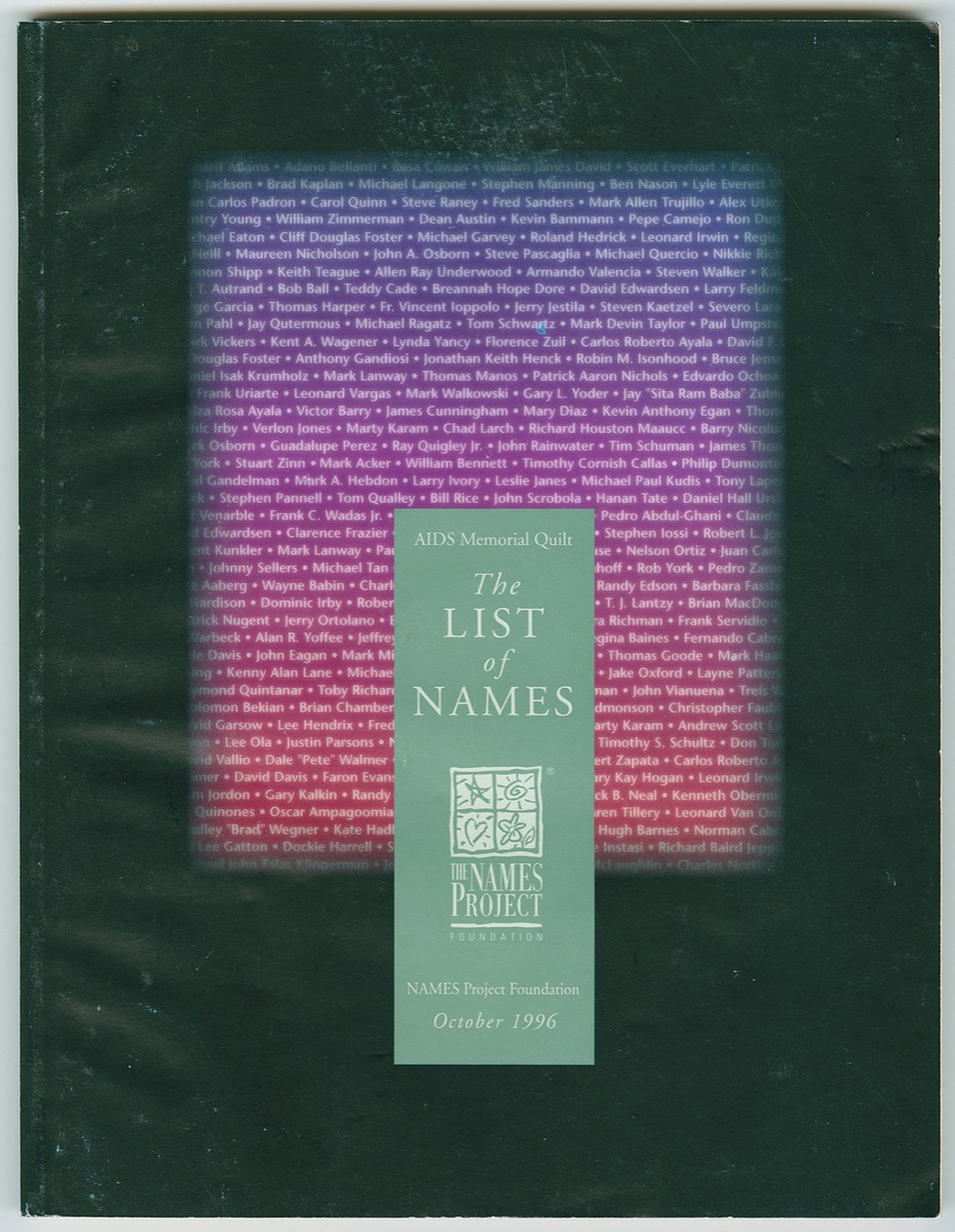 Una página negra con un recuadro rosa y morado en el centro lleno de nombres en blanco. Encima está el título en un recuadro verde.