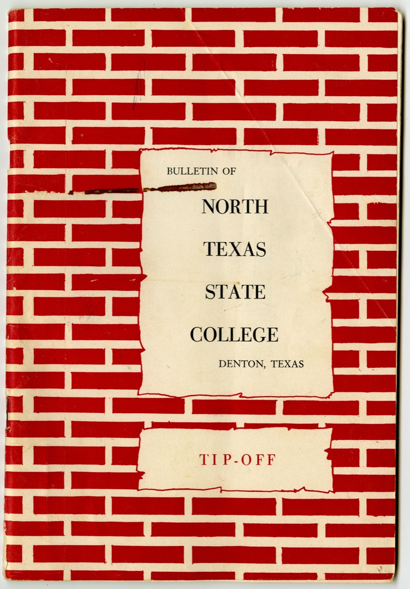 Portada de folleto con patrón de ladrillos rojos y las palabras Institución Estatal de Educación Superior del Norte de Texas en un recuadro blanco. Debajo, hay un bloque blanco que dice El Aviso.