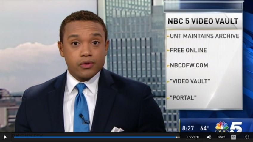 Fotograma de un programa de noticias. Se muestra un hombre con traje y corbata azul. A la derecha de la imagen se muestra una página blanca con las palabras Bóveda de vídeos de NBC 5 y una lista que incluye las palabras, La UNT mantiene el archivo. El logotipo de NBC 5 se muestra en la esquina inferior derecha.