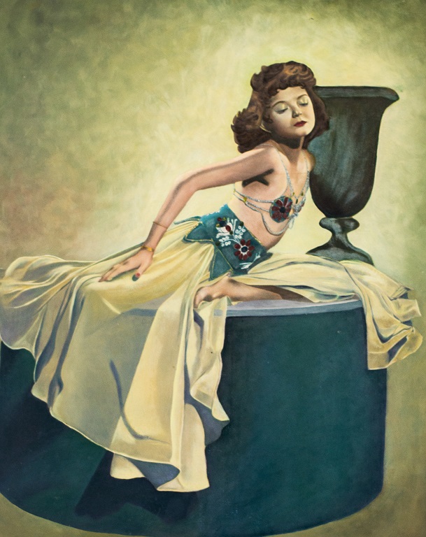 Pintura en color de una joven con sostén metálico y falda larga, posando encima de un soporte.