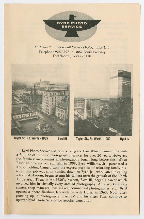 Una página con un gráfico de un águila en la parte superior, con las palabras Servicio fotográfico de Byrd en ella. Debajo hay dos fotografías de edificios. Debajo hay un gran párrafo de texto.