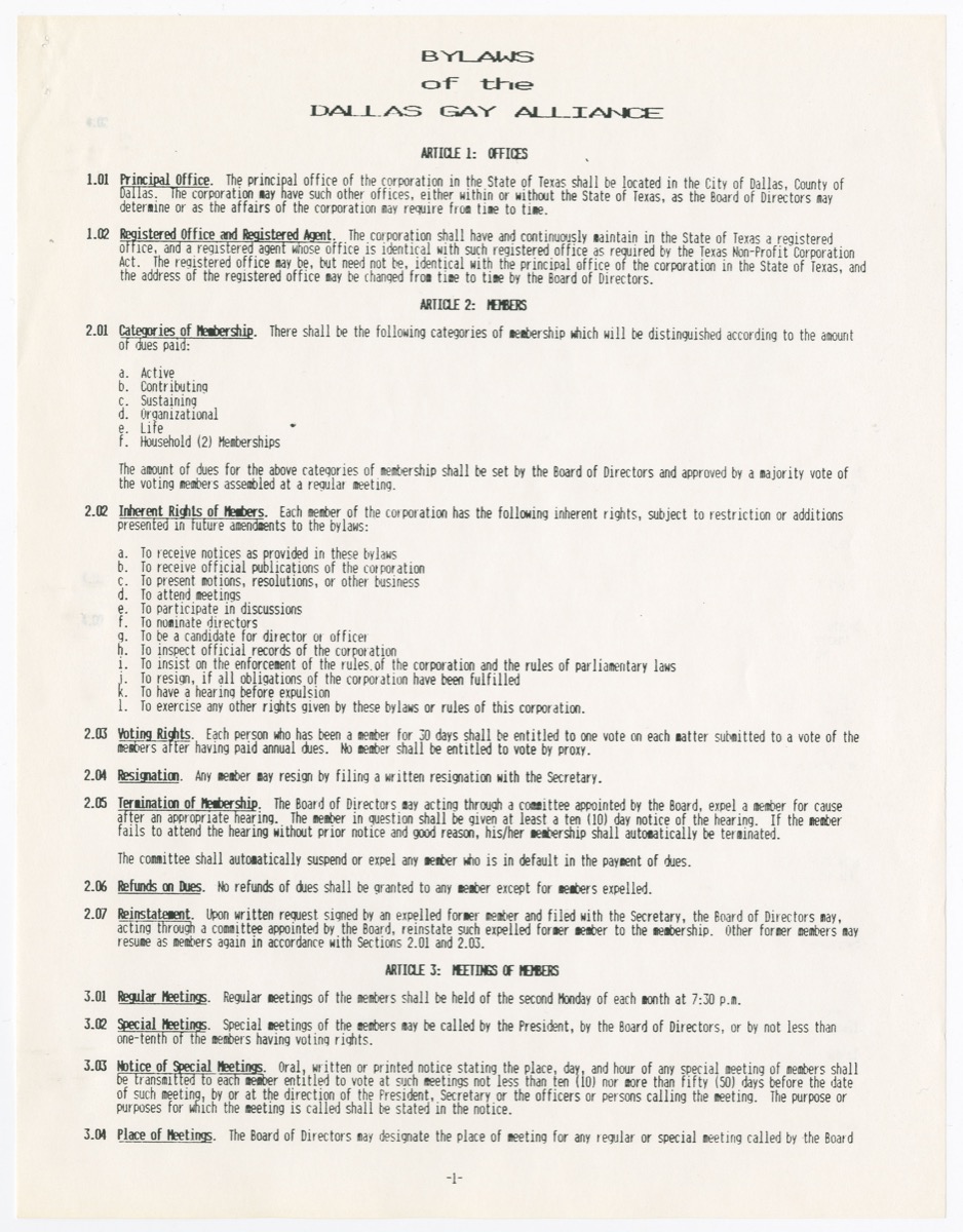 Página con los estatutos de la Alianza Gay de Dallas. La página contiene letras pequeñas de color negro.